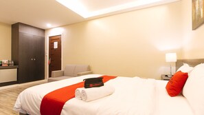 Habitación Premium | Escritorio y ropa de cama