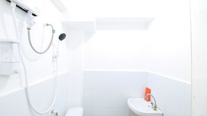 Bathroom shower - RedDoorz near OWWA Pasay (Pasay)