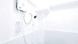 Shower, free toiletries, towels - RedDoorz near OWWA Pasay (Pasay)