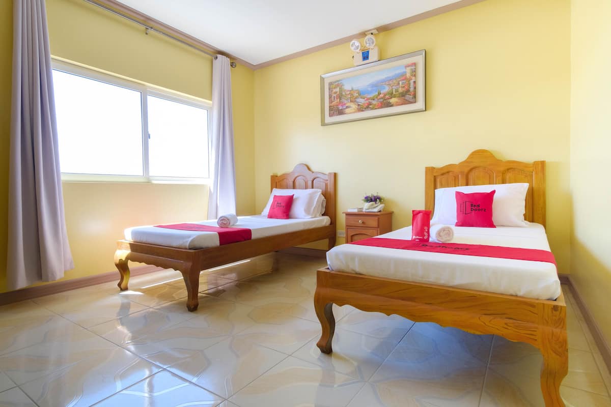 Twin Room | Desk, free WiFi, bed sheets