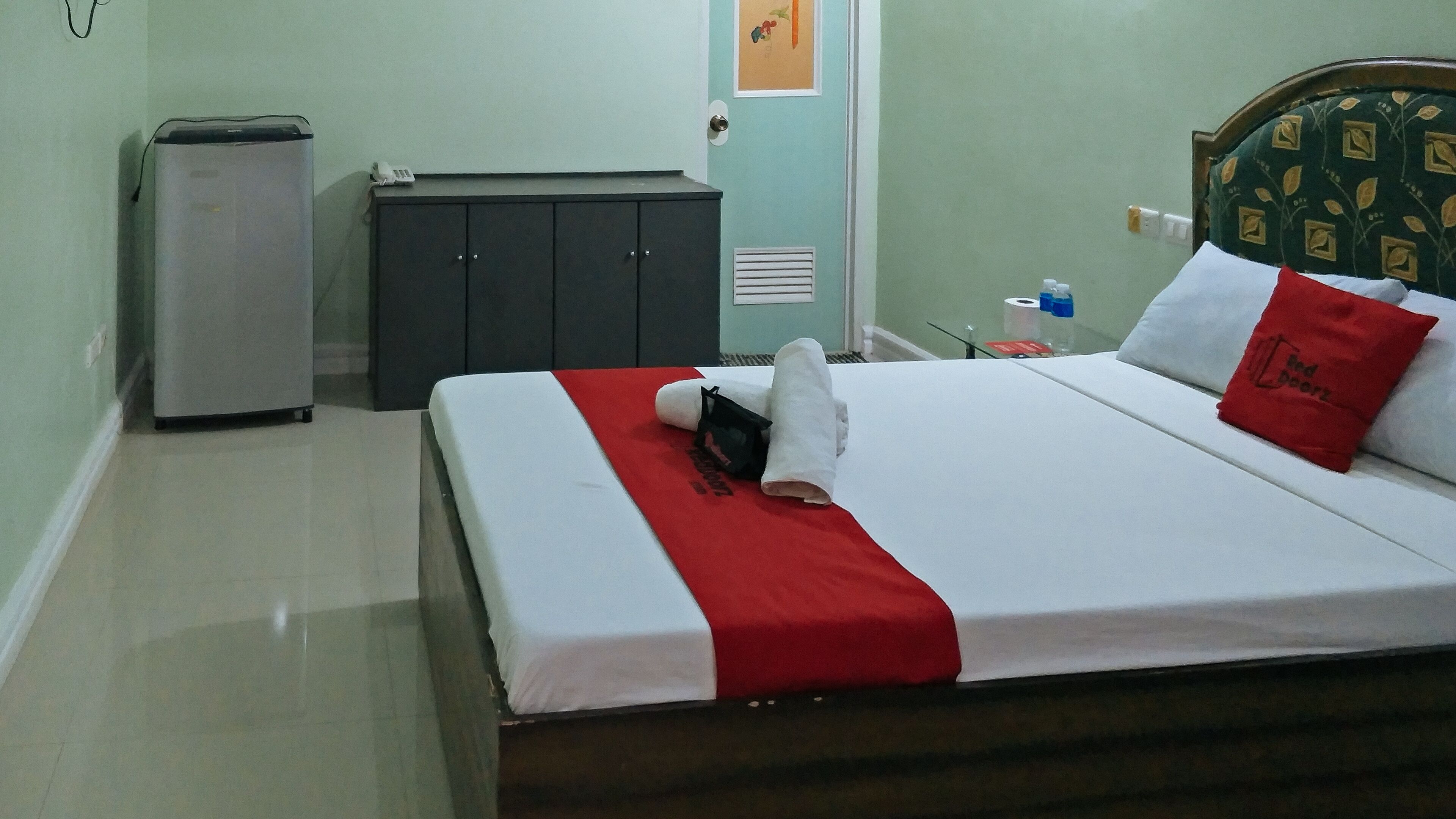 double room (reddoorz) | 1 bedroom, desk, free wifi, bed sheets