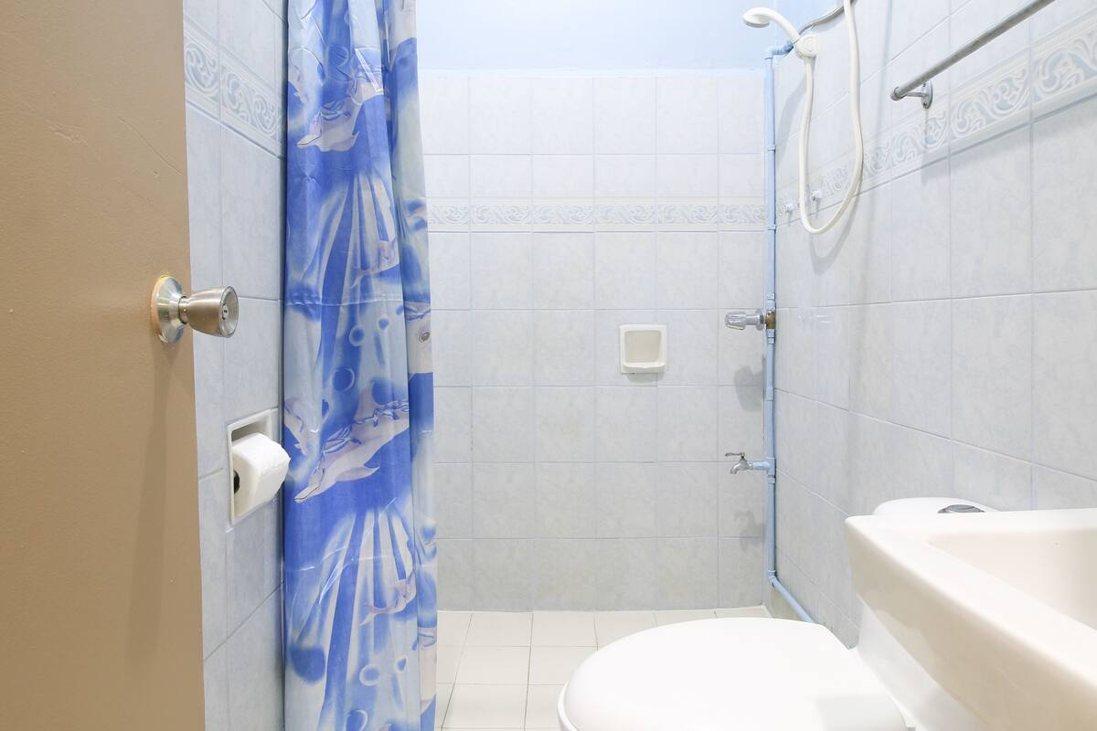 double room (reddoorz) | bathroom shower