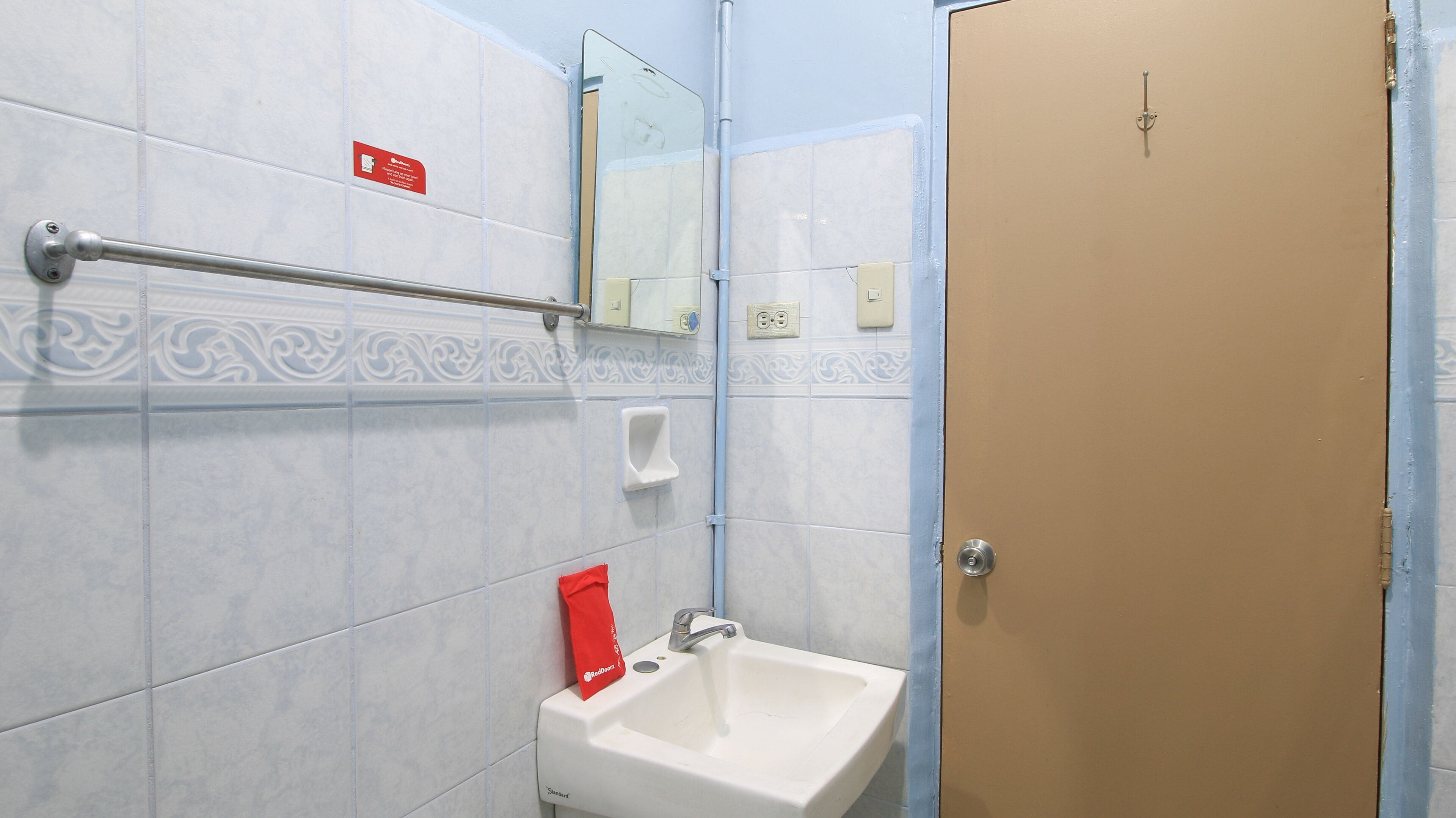 double room (reddoorz) | bathroom | shower, free toiletries, towels