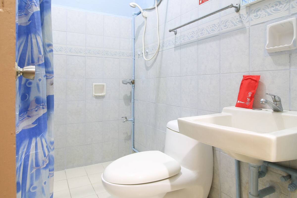 double room (reddoorz) | bathroom | shower, free toiletries, towels