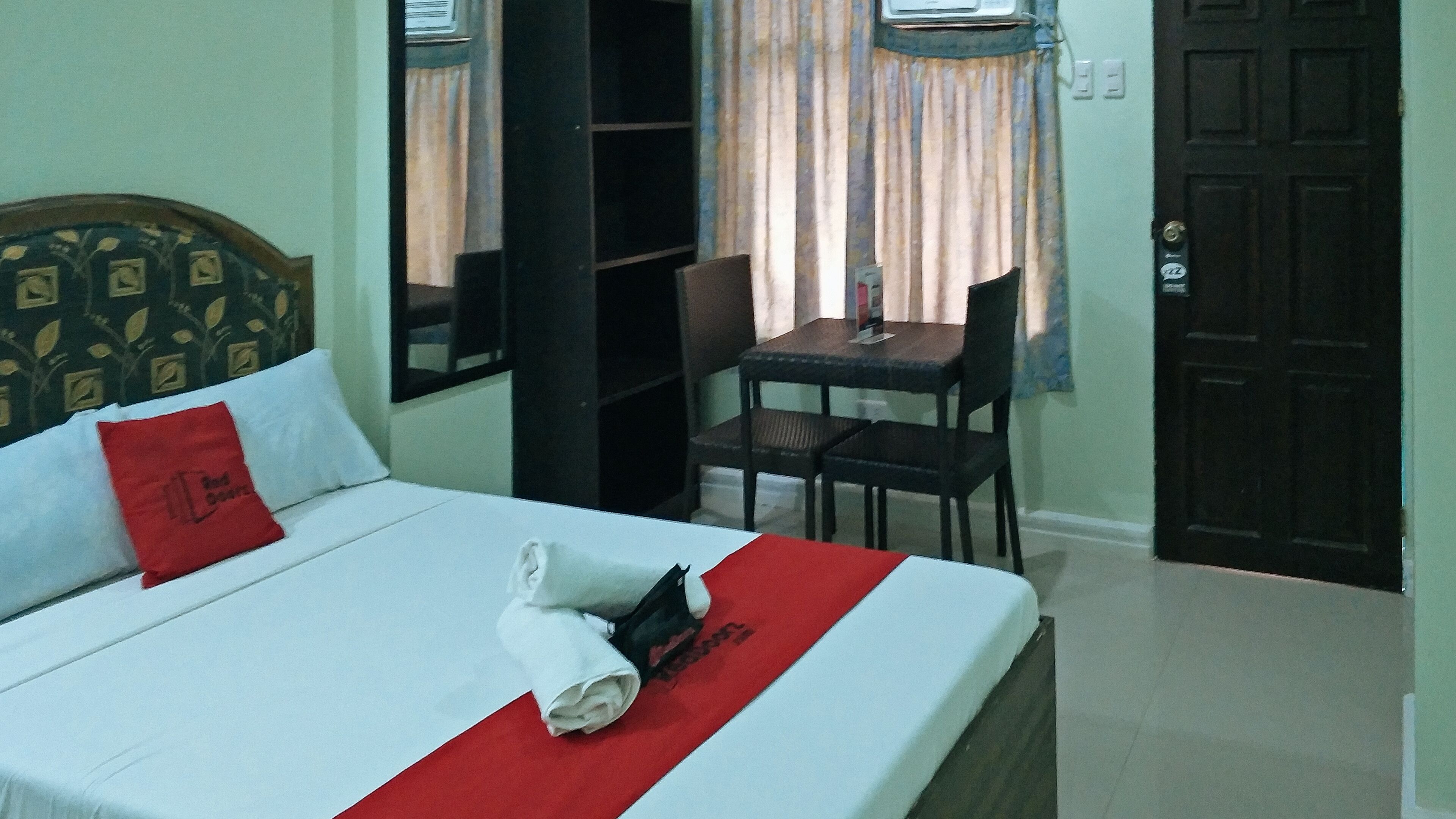 double room (reddoorz) | 1 bedroom, desk, free wifi, bed sheets