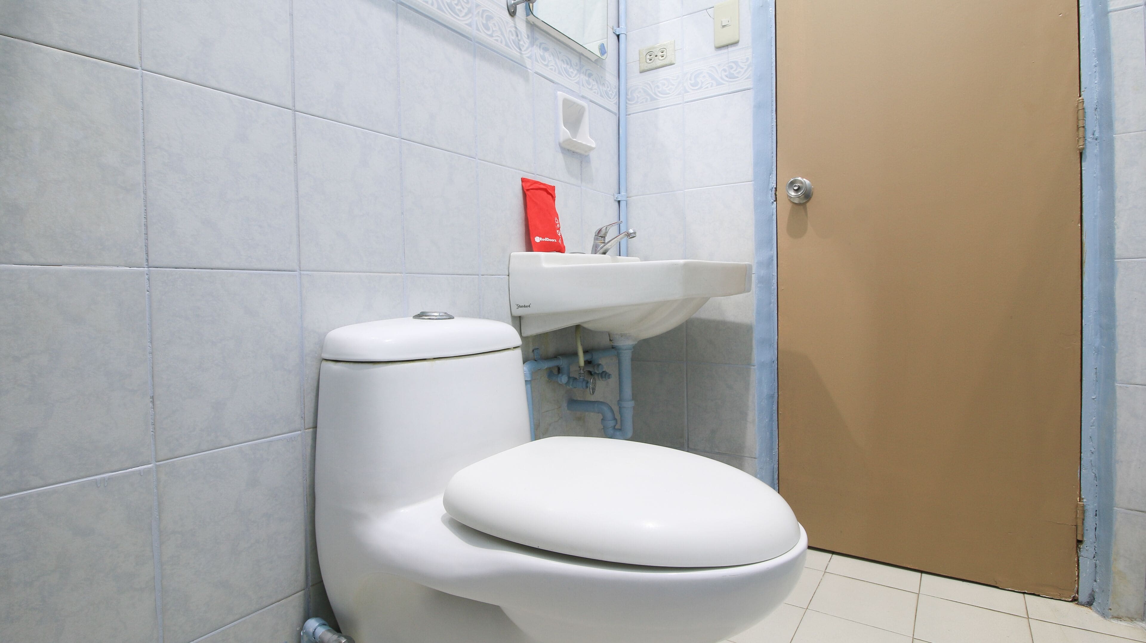 double room (reddoorz) | bathroom | shower, free toiletries, towels