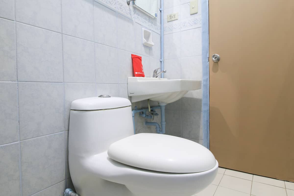 double room (reddoorz) | bathroom | shower, free toiletries, towels
