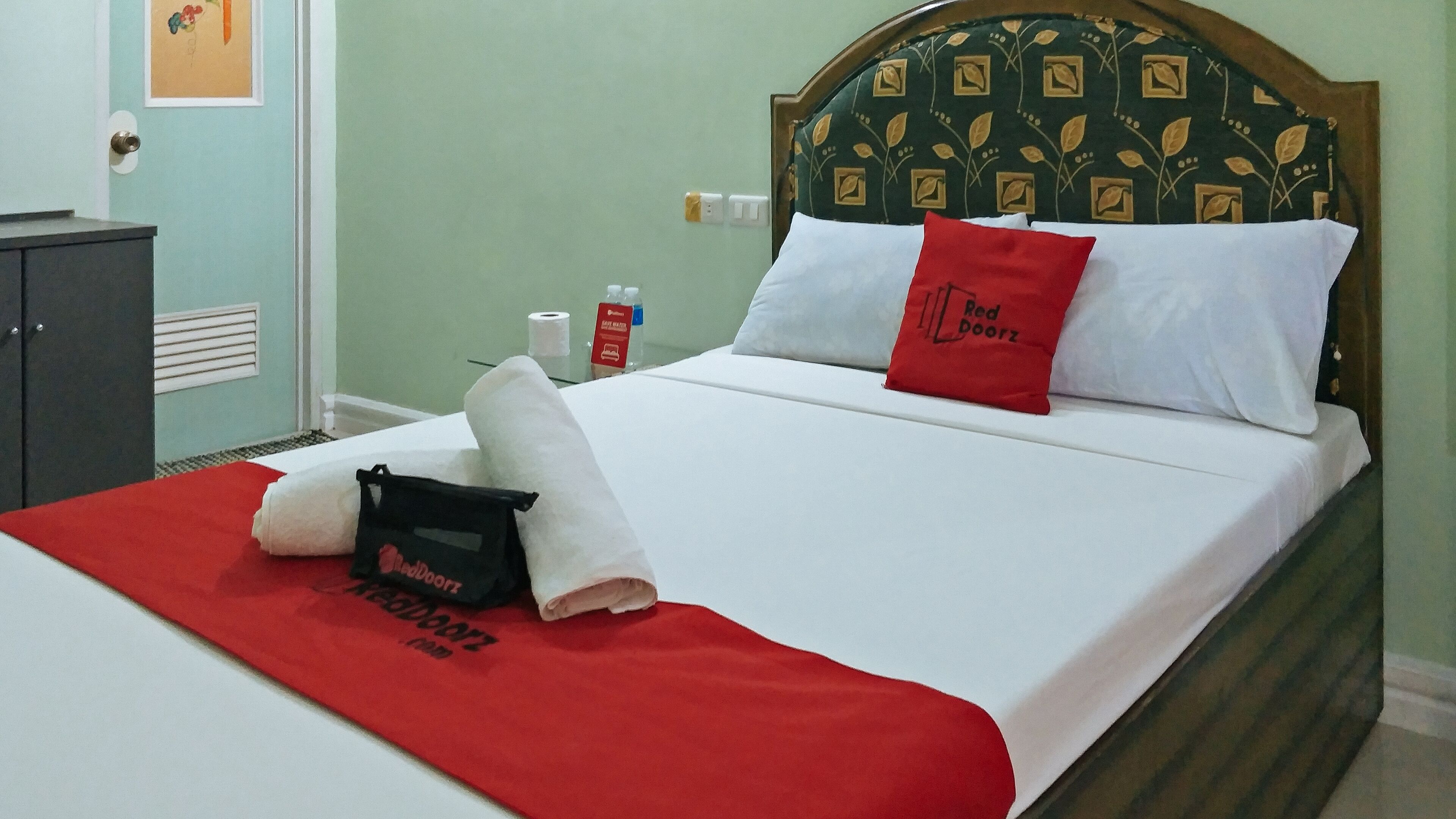 double room (reddoorz) | 1 bedroom, desk, free wifi, bed sheets