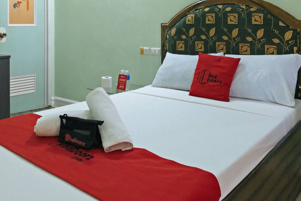 double room (reddoorz) | 1 bedroom, desk, free wifi, bed sheets