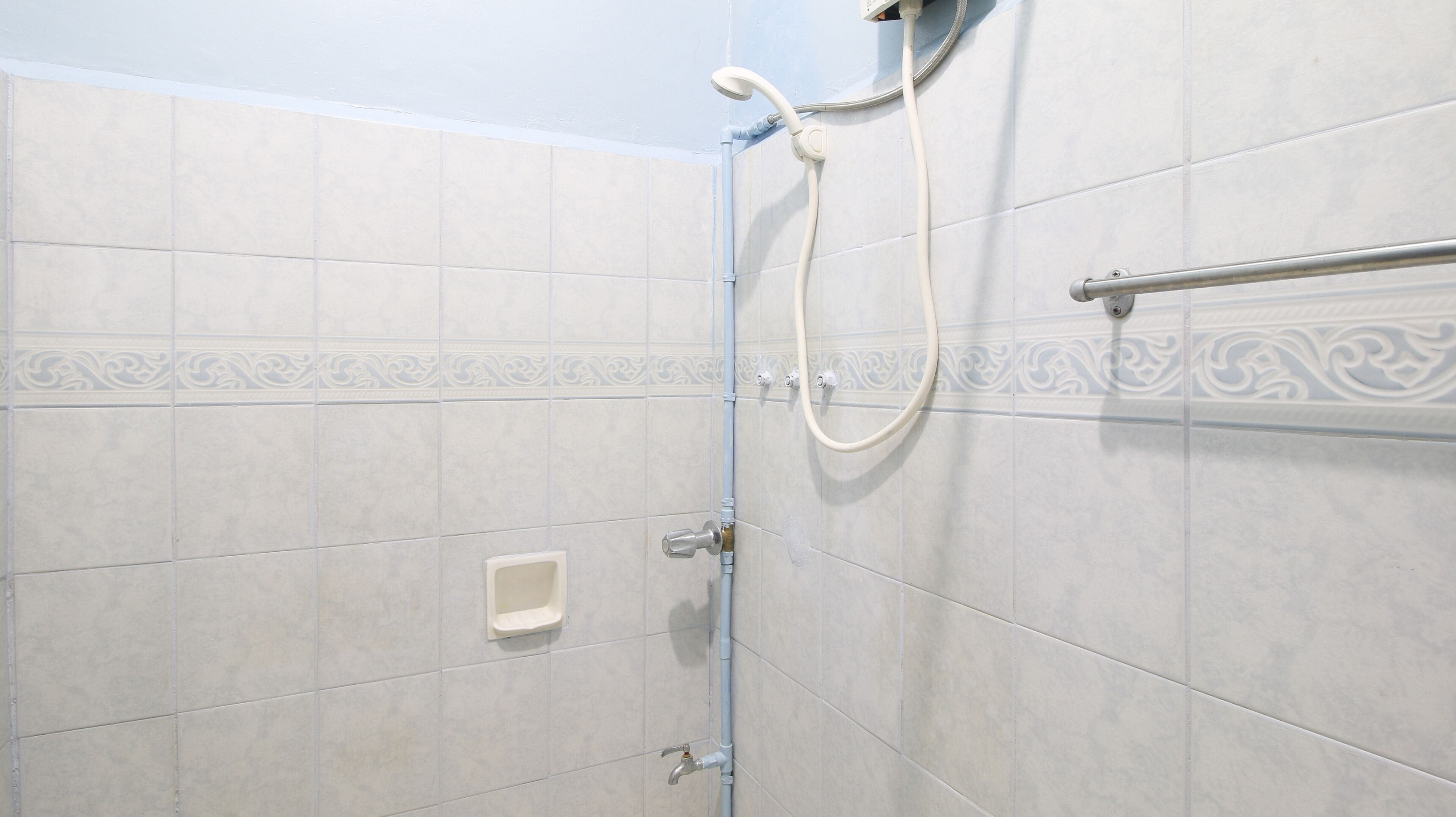 double room (reddoorz) | bathroom | shower, free toiletries, towels