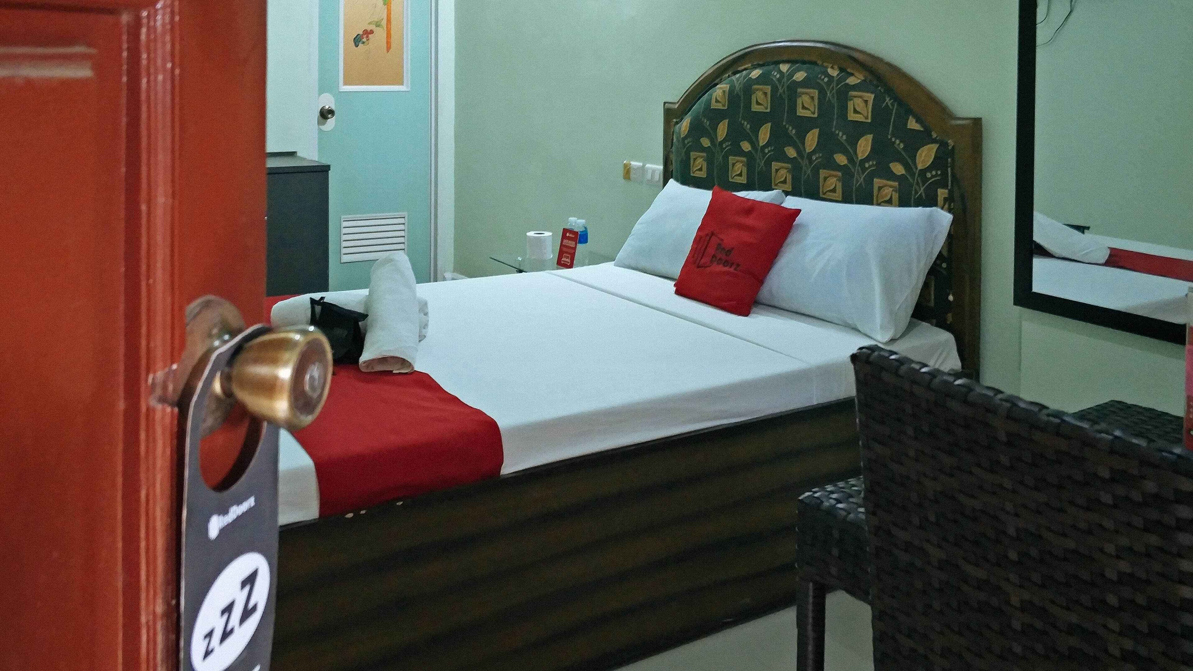 double room (reddoorz) | 1 bedroom, desk, free wifi, bed sheets