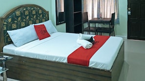 Quarto casal (Reddoorz) | Escrivaninha, Wi-Fi de cortesia, roupa de cama