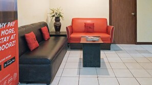 Lobby sitting area - RedDoorz near Baclay Drive Super Metro (Cebu City)