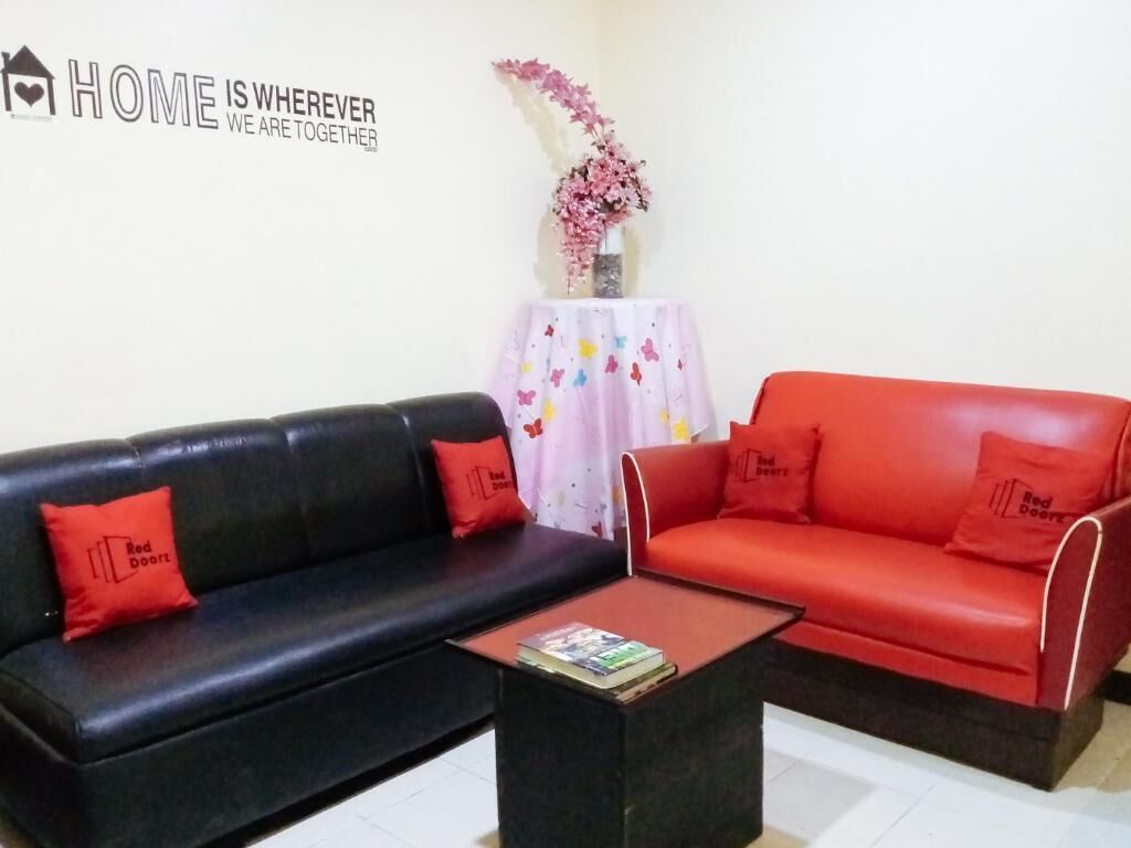 Family Room | Desk, WiFi (free), bed sheets