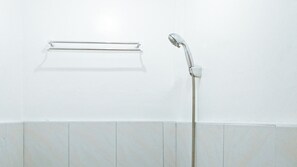 Shower, free toiletries, towels - RedDoorz near Baclay Drive Super Metro (Cebu City)