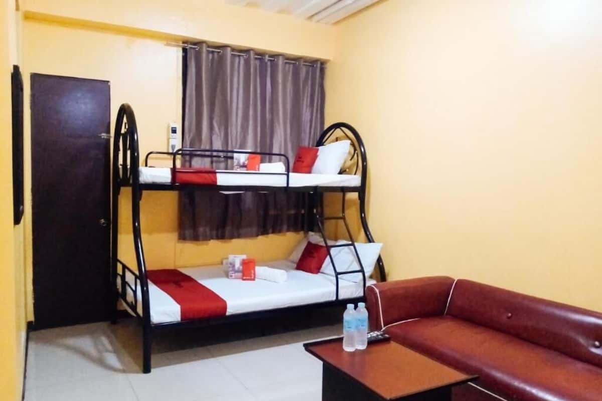 Family Room | Desk, free WiFi, bed sheets