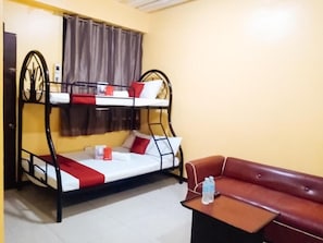 Desk, free WiFi, bed sheets - RedDoorz near Baclay Drive Super Metro (Cebu City)
