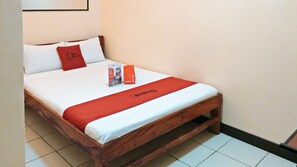 Double Room (Reddoorz) | Desk, free WiFi, bed sheets - RedDoorz near Baclay Drive Super Metro (Cebu City)