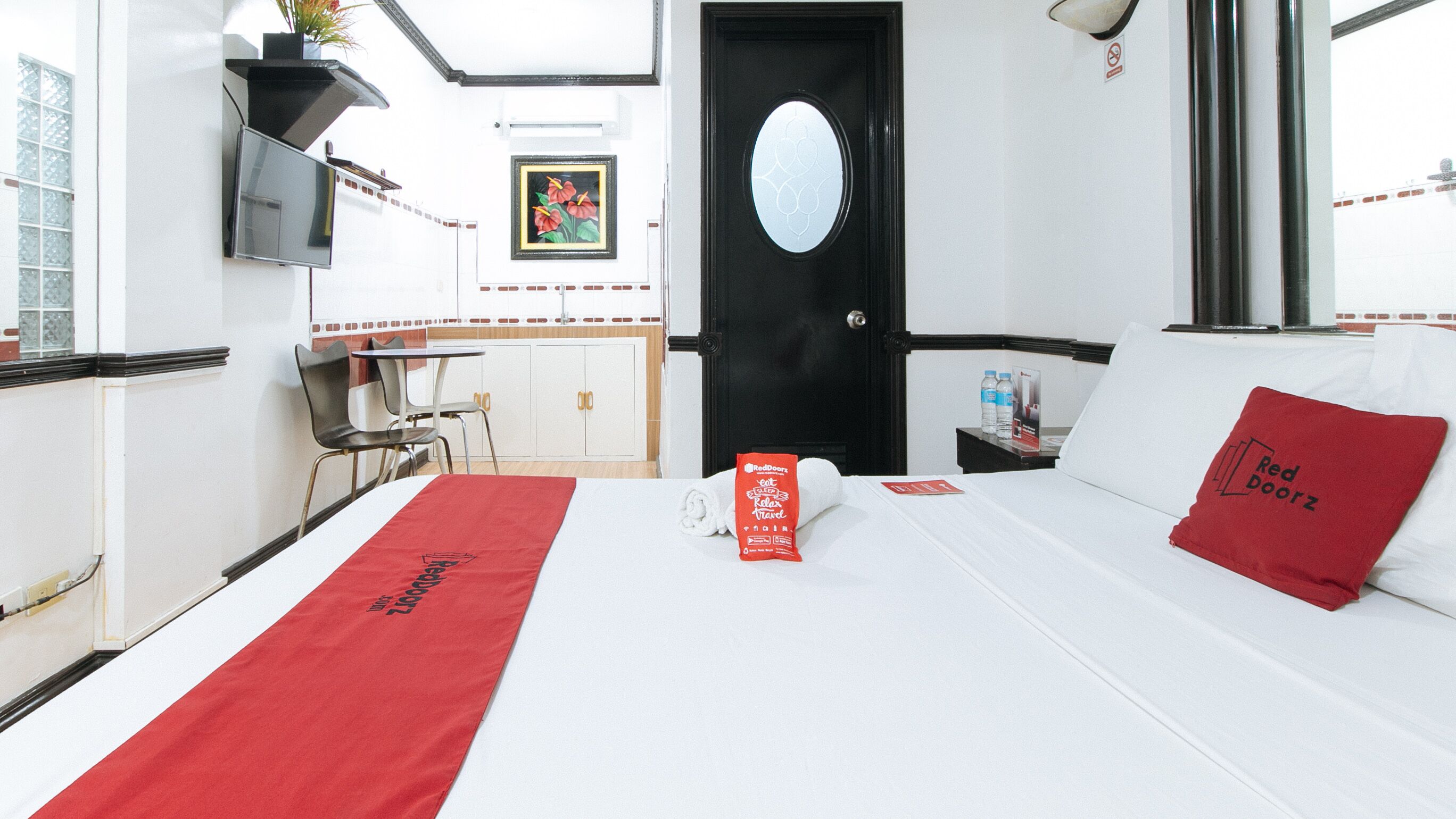 Een bureau, wifi, beddengoed