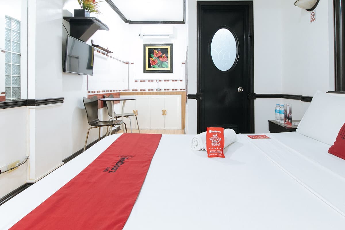 Desk, WiFi, bed sheets