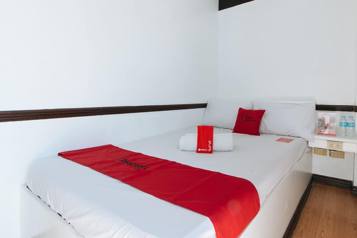 Desk, WiFi, bed sheets