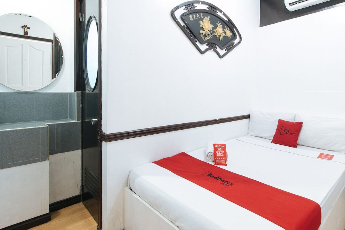 Desk, WiFi, bed sheets