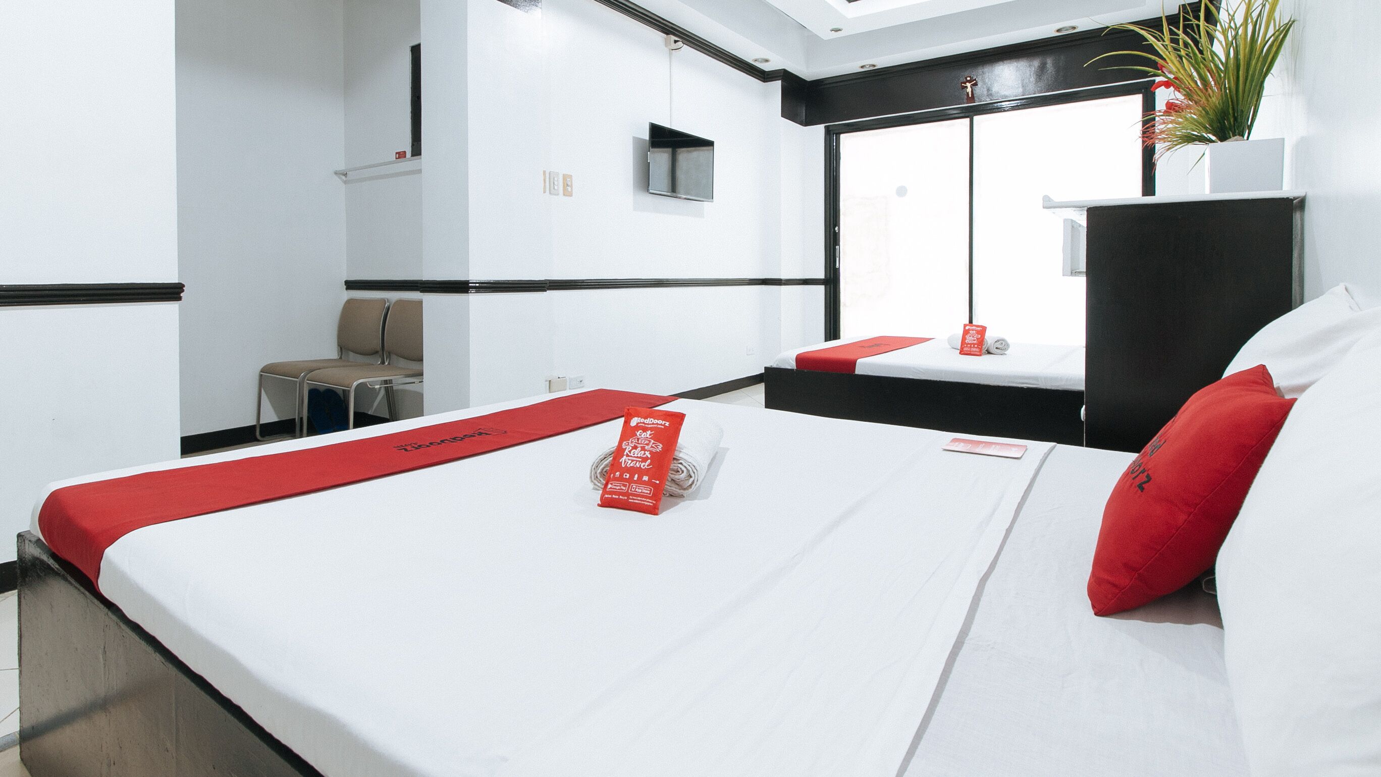 Een bureau, wifi, beddengoed