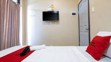 Triple Room | Desk, bed sheets