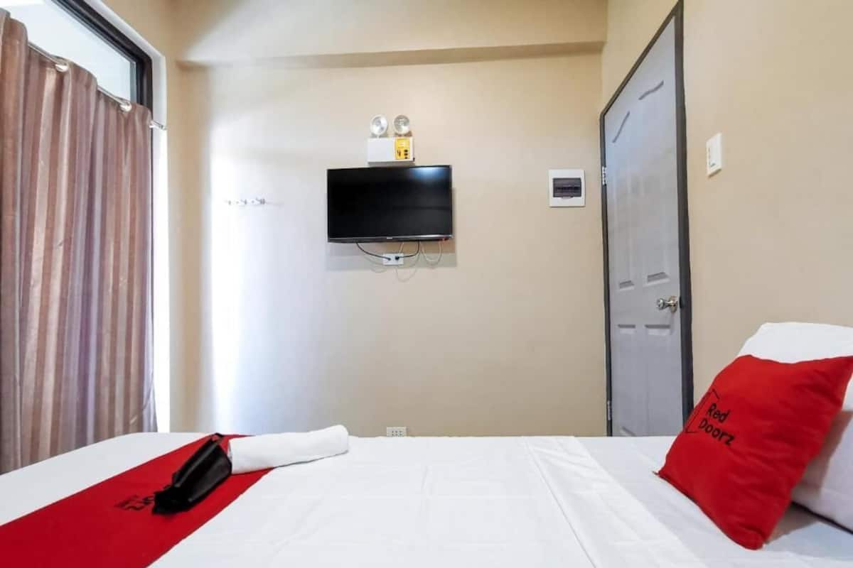 Escritorio y ropa de cama