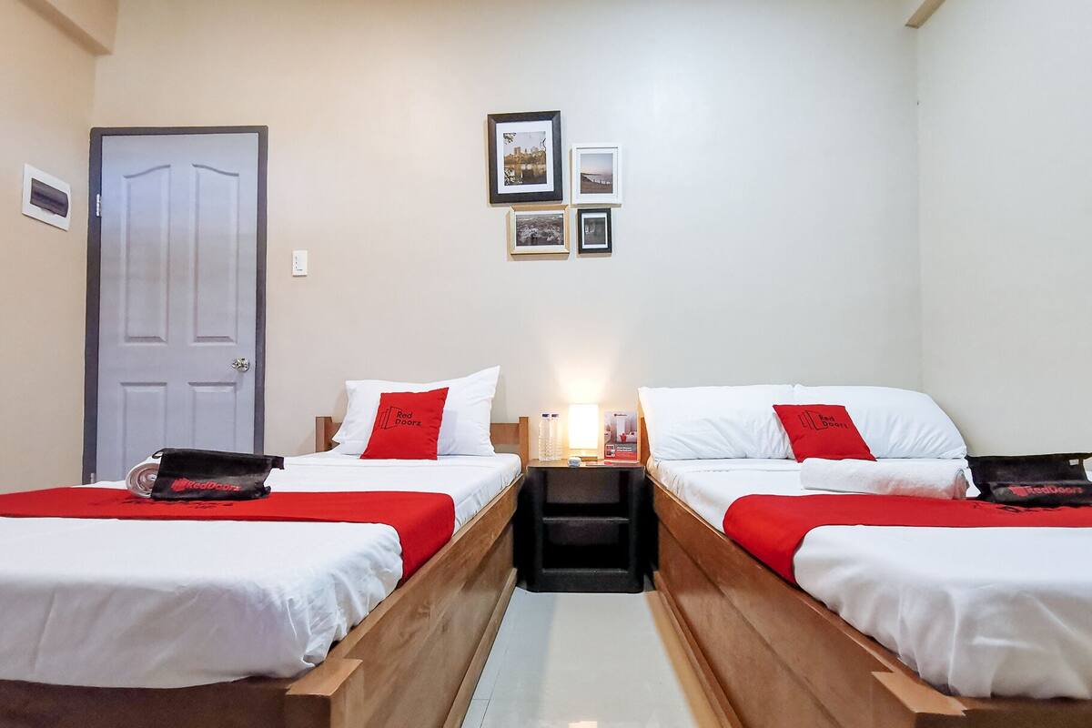 Habitación triple | Escritorio y ropa de cama