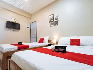 Triple Room | Desk, bed sheets - RedDoorz near Gaisano Mall Gensan (General Santos)