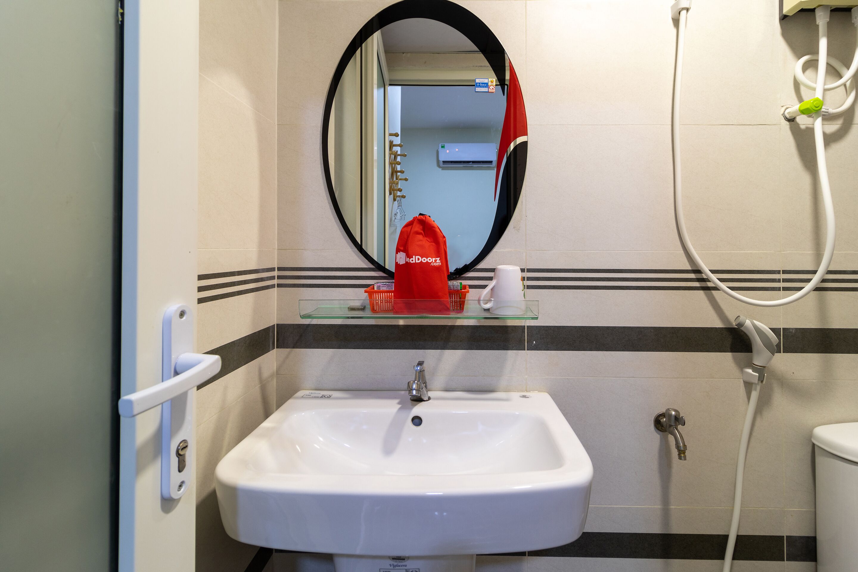 standard room | bathroom sink