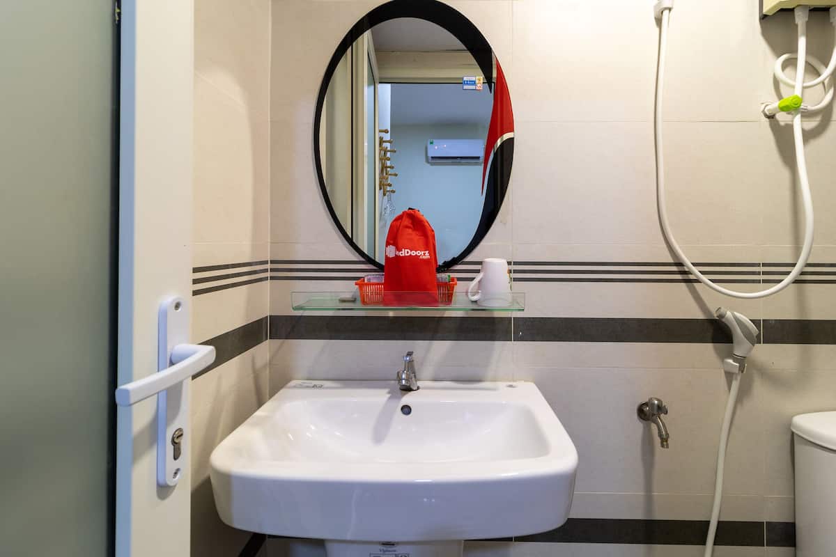 standard room | bathroom sink