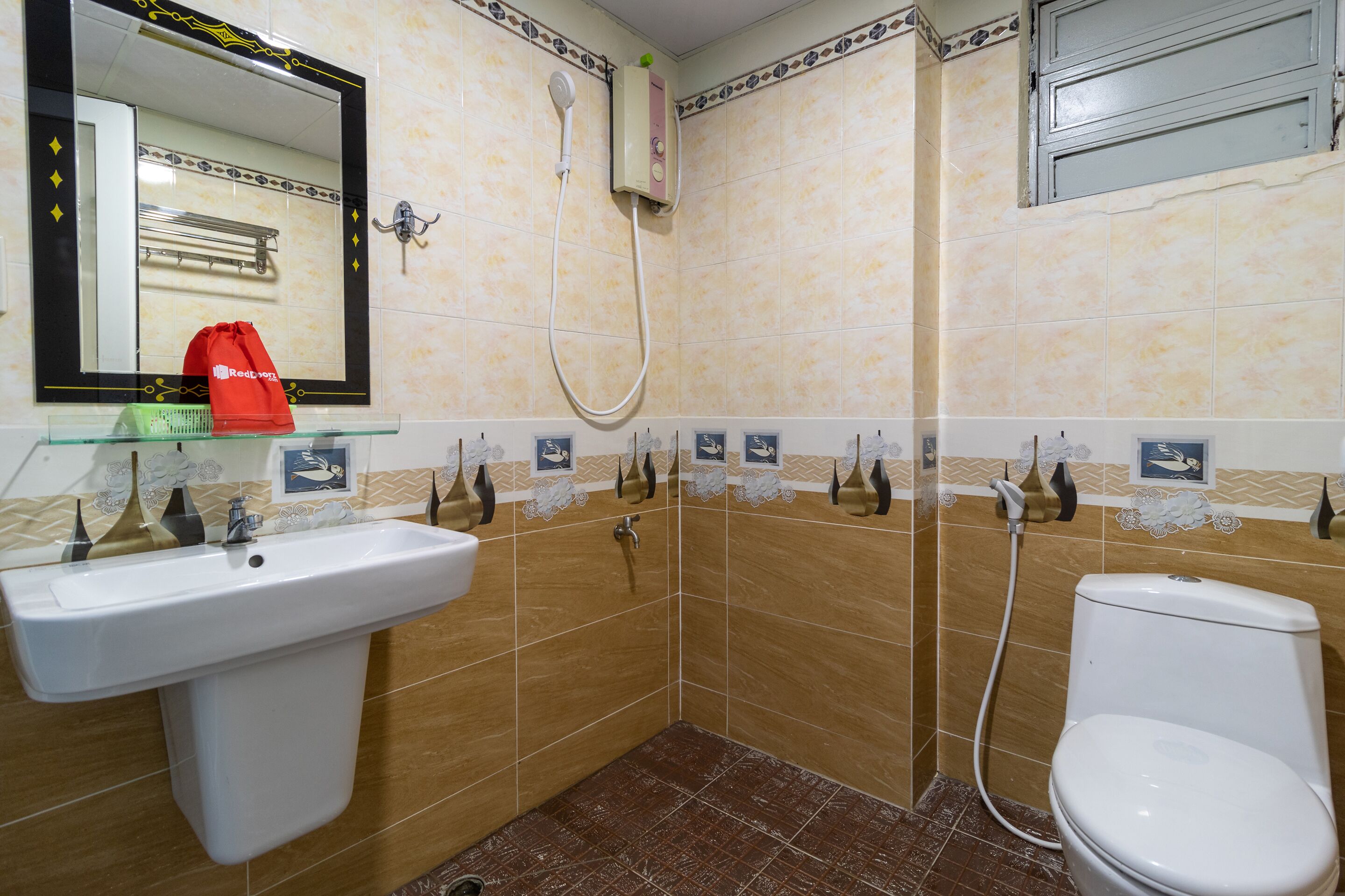 deluxe double room | bathroom | shower, free toiletries, towels