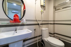 Standard Room | Bathroom | Shower, free toiletries, towels