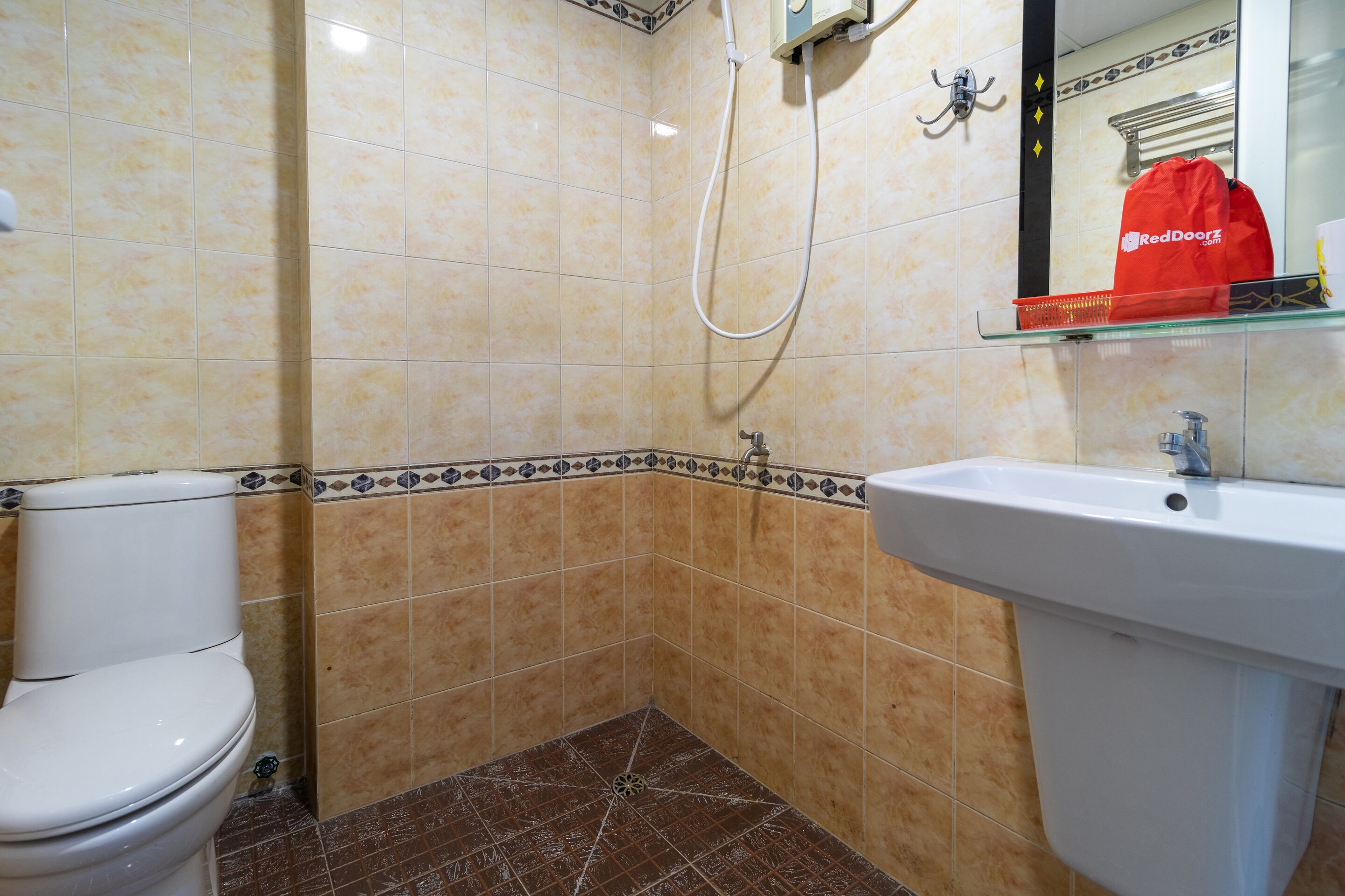 superior double room (reddoorz) | bathroom | shower, free toiletries, towels