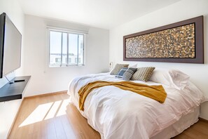 3 camere, postazione laptop, ferro/asse da stiro, lenzuola