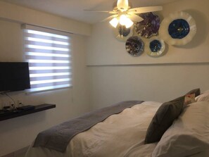 1 quarto, espaço de trabalho para notebook, roupa de cama