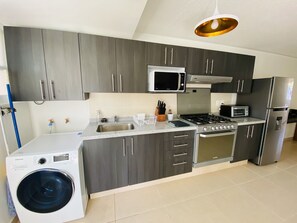 Horno, placa de cocina, utensilios de cocina