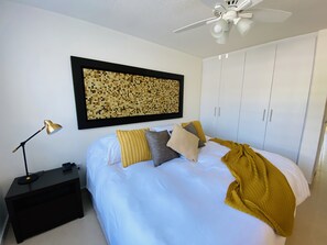 1 phòng ngủ, khu vực làm việc phù hợp cho laptop, bộ trải giường