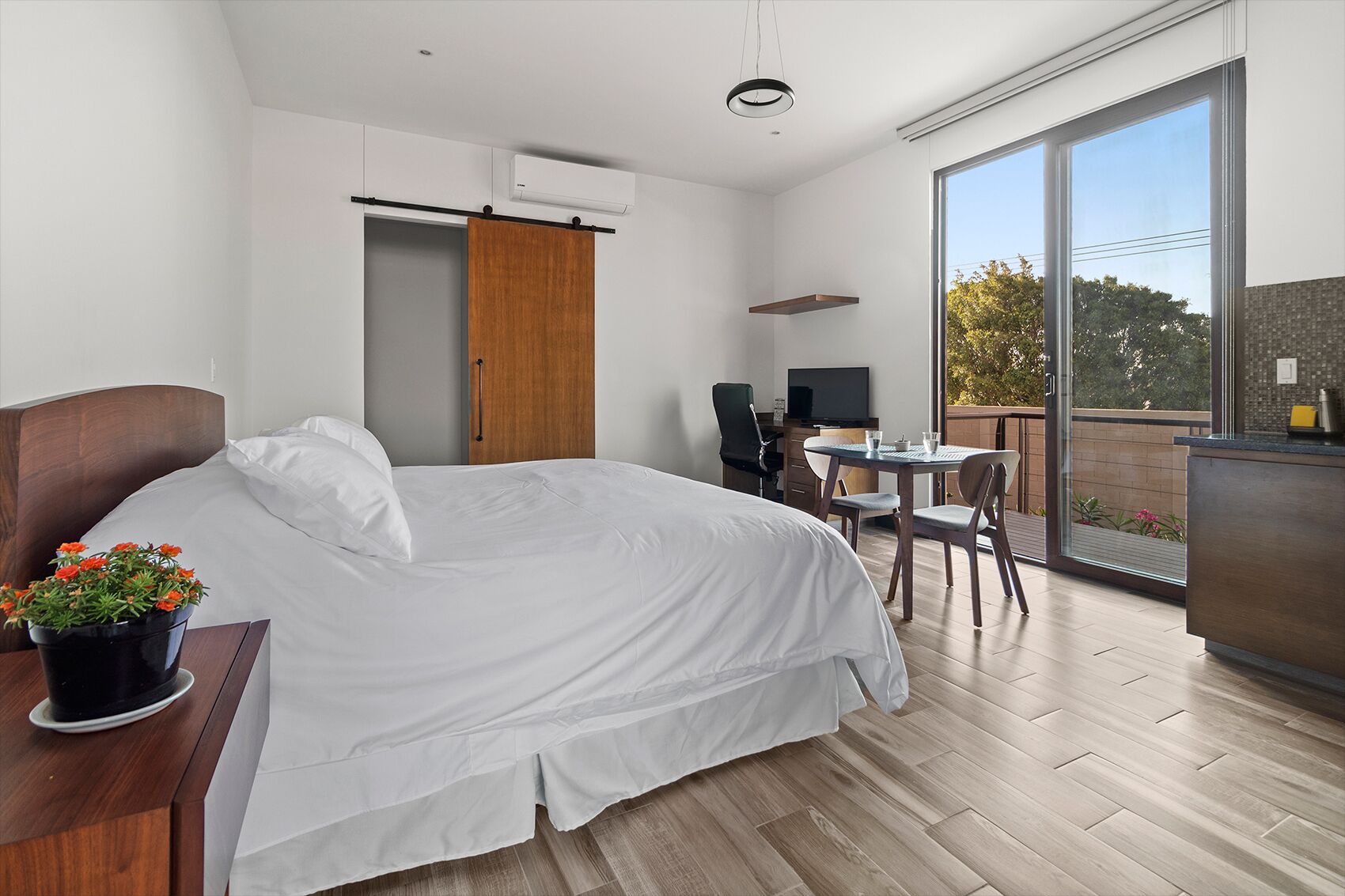 1 habitación, espacio para trabajar con laptop y ropa de cama 