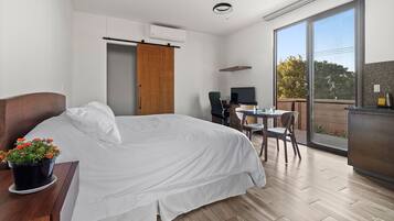 1 habitación, espacio para trabajar con laptop y ropa de cama