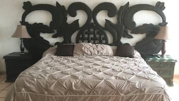 1 kamar tidur, ruang kerja ramah laptop, dan setrika/meja setrika