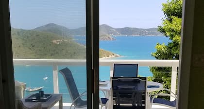 Forever views with warm ocean breezes, drive to restaurants & bars in mins!!!