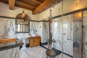 Dusche, Haartrockner, Bidet, Handtücher