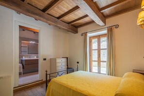 4 chambres, coffres-forts dans les chambres, bureau