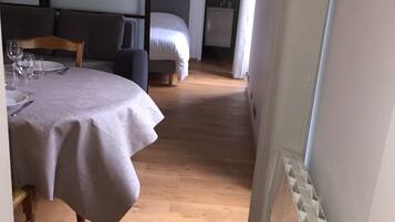1 chambre, fer et planche Ă repasser