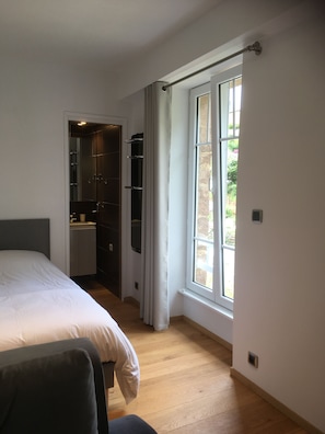 1 bedroom, iron/ironing board, free WiFi - Quiet, bright, renovated apartment, 50 meters from the beach TRESTRAOU PERROS GUIREC (Perros-Guirec)