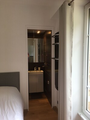 1 bedroom, iron/ironing board