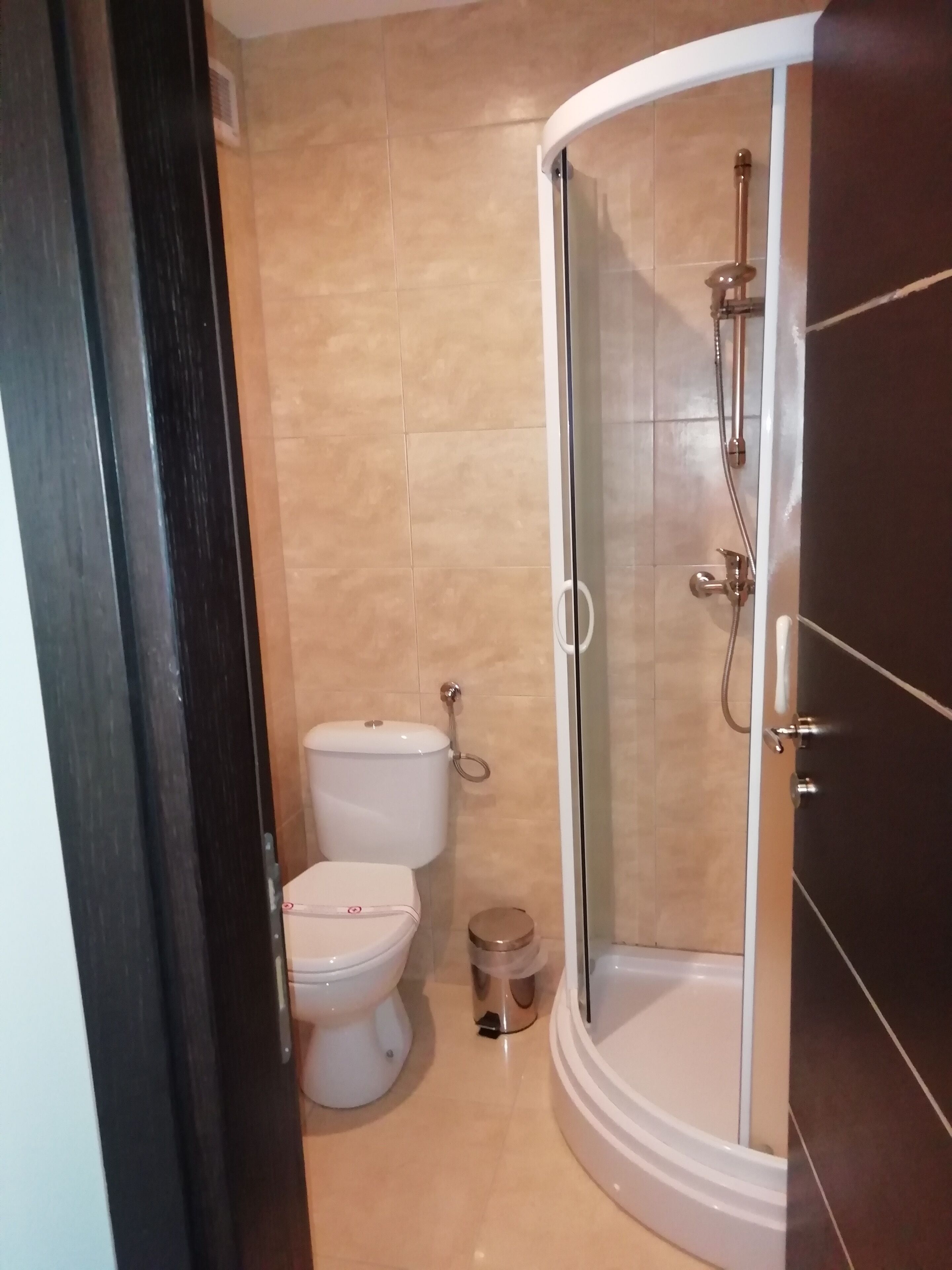 Ein Badezimmer mit Toilette, Bidet und einer Duschkabine.